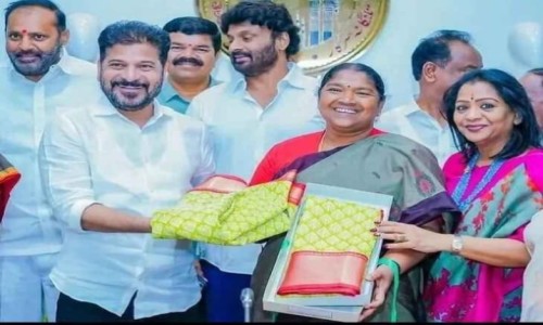 బతుకమ్మ పండుగ కానుక..మహిళలకు 'ఇందిరా మహిళా శక్తి' చీరల పంపిణీ..