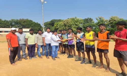 ఖో-ఖో క్రీడాకారులకు ఆర్థిక సాయం,పండ్ల పంపిణీ-