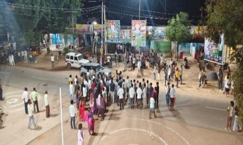 తాళ్ల పేటలో ఎలాంటి సంఘటన జరగకుండా పోలీసుల పికెటింగ్..