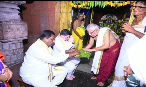 లక్ష్మీ నరసింహ స్వామిని దర్శించుకున్న మంత్రులు..
