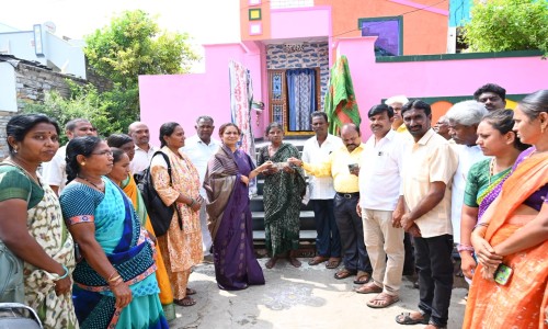 ఎన్టీఆర్ భరోసా పింఛన్ల పంపిణీ కార్యక్రమంలో పాల్గొన్న ఎమ్మెల్యే గౌరు చరితారెడ్డి, ఏపీ ఈడబ్ల్యూఐడీసీ రాష్ట్ర డైరెక్టర్ జీ.నాగముని