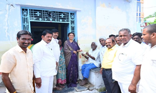 ఎన్టీఆర్ భరోసా పింఛన్ల పంపిణీ కార్యక్రమంలో పాల్గొన్న ఎమ్మెల్యే గౌరు చరితారెడ్డి, ఏపీ ఈడబ్ల్యూఐడీసీ రాష్ట్ర డైరెక్టర్ జీ.నాగముని