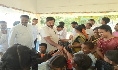 ప్రాథమిక పాఠశాల విద్యార్థులకు స్కూల్ బ్యాగుల పంపిణీ చేసిన ఎంపీ...