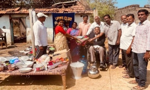 అగ్ని ప్రమాద బాధితులకు నిత్యవసర సరుకుల పంపిణీ..